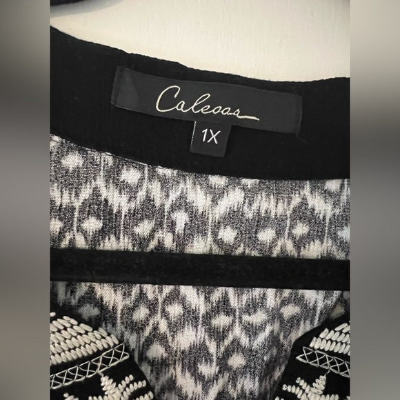 Black and White flowy Sleeve boho Tunic size 1X (SKU D-307) - Picture 4 of 7